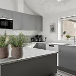 5 Bedroom Beautiful In *